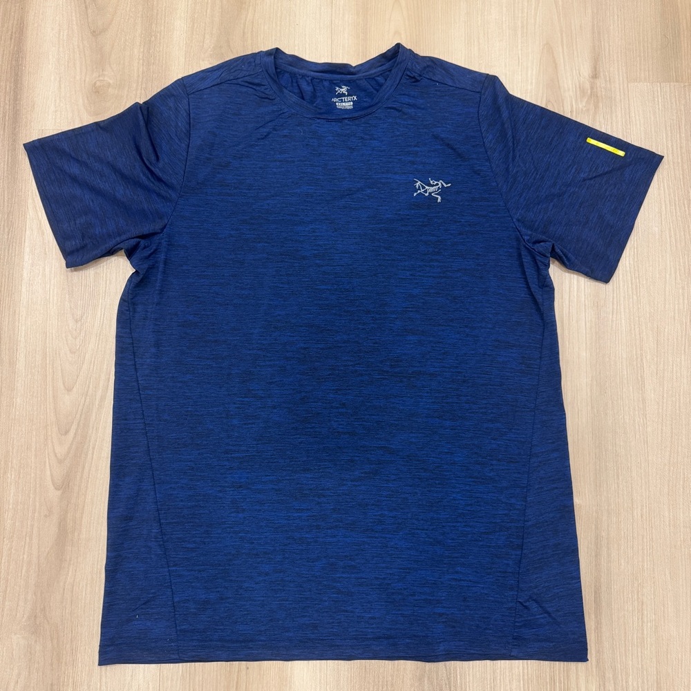 Men’s blue Arc’teryx Activewear XXL short sleeve shirt made of 100% polyester